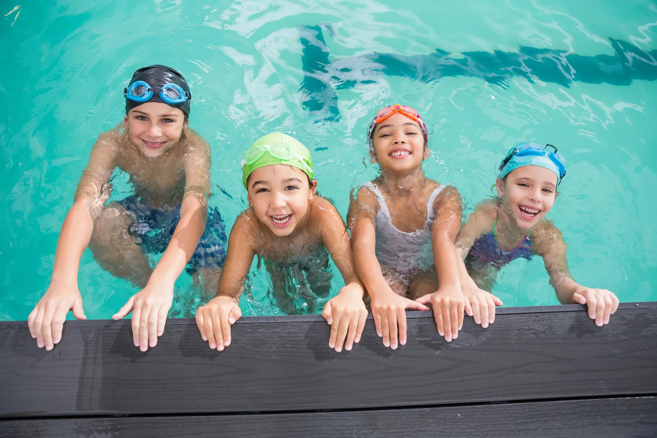 The children are swimming. Дети в бассейне. Плавание дети. Счастливые дети в бассейне. Занятия в бассейне для детей.