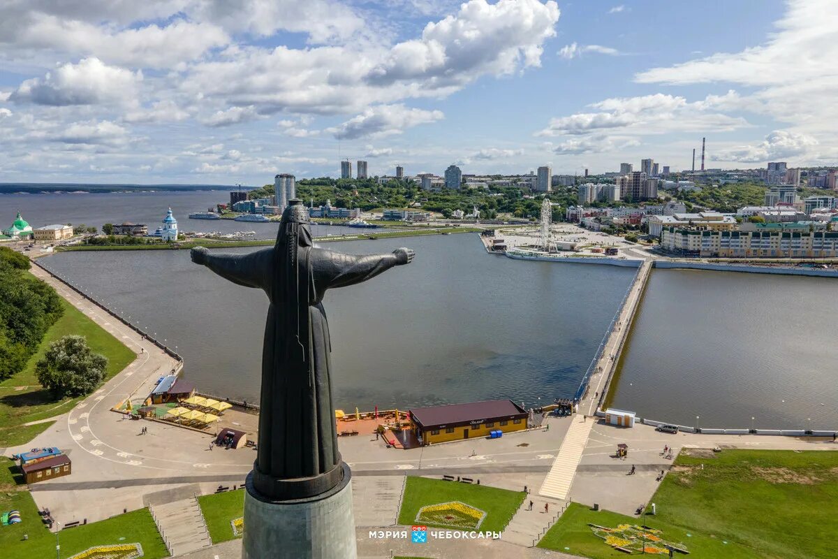 Сколько сегодня в чебоксарах. Чебоксары город трудовой доблести. Залив Чебоксары. Монумент матери Чебоксары. Столица Чувашии Чебоксары.