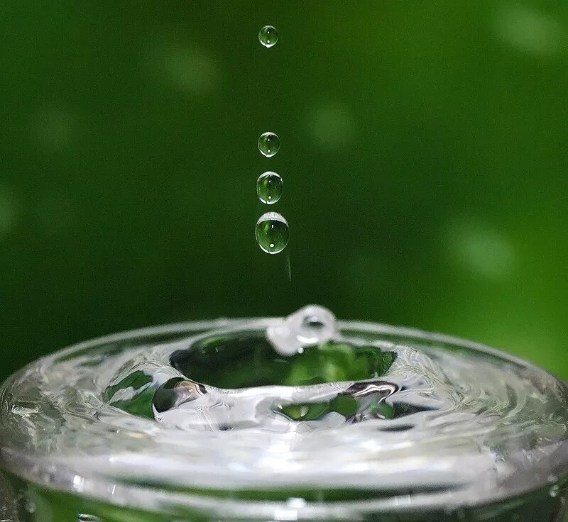 Сильная капля воды. Капли. Капля воды. Падающие капли воды. Капли дождя.