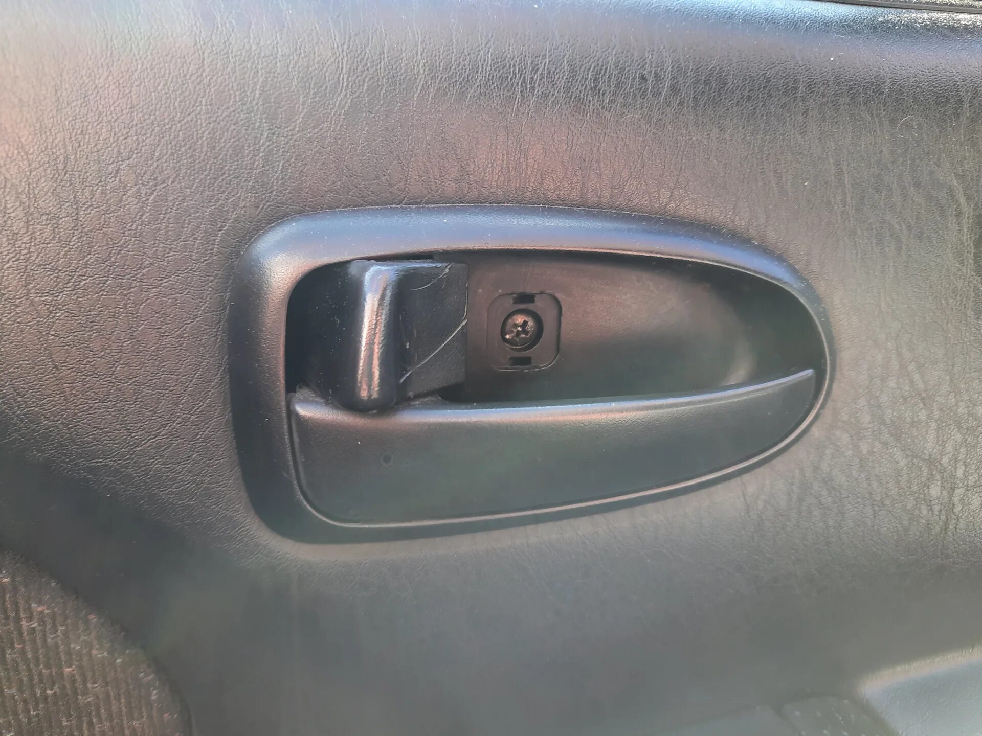 Замена активатора сигнализации в двери - Hyundai Accent (2G), 1,5 л, 2005 года э