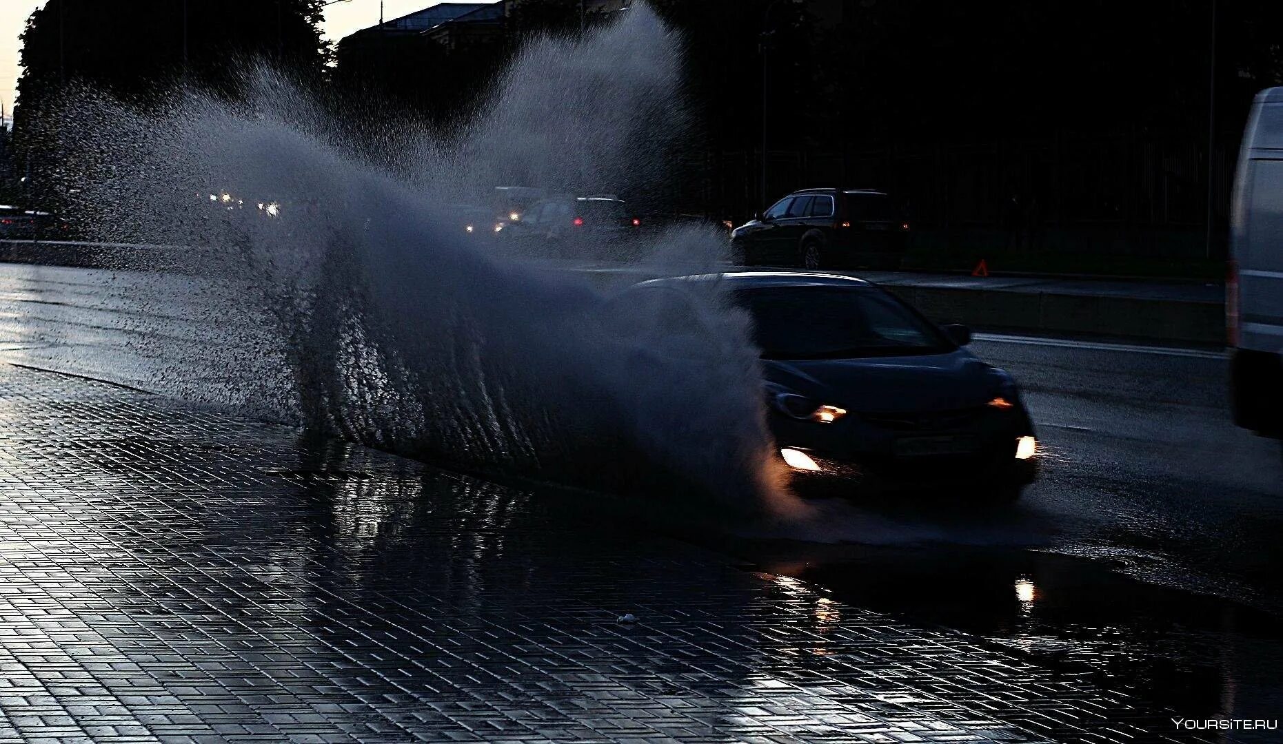 Хорошо в машине в дождь. Машина ночь дождь. Машина под дождем. За рулем в ливень. Ливень машина.