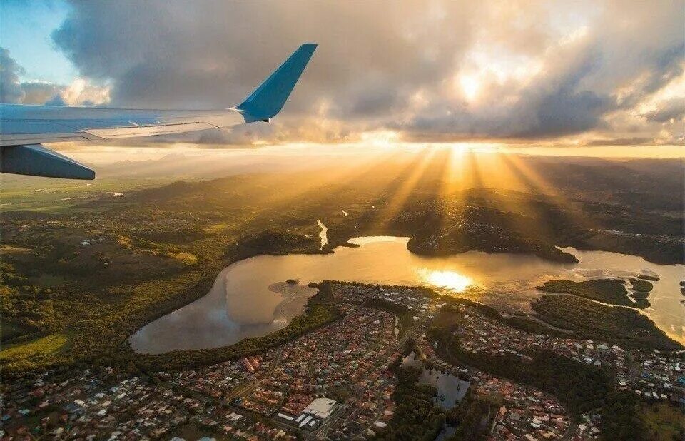 Вид из самолета. Вид из самолета на землю. Красивый вид с самолета. Земля с высоты птичьего полета. Пролетая над вест индией я видел продолжи