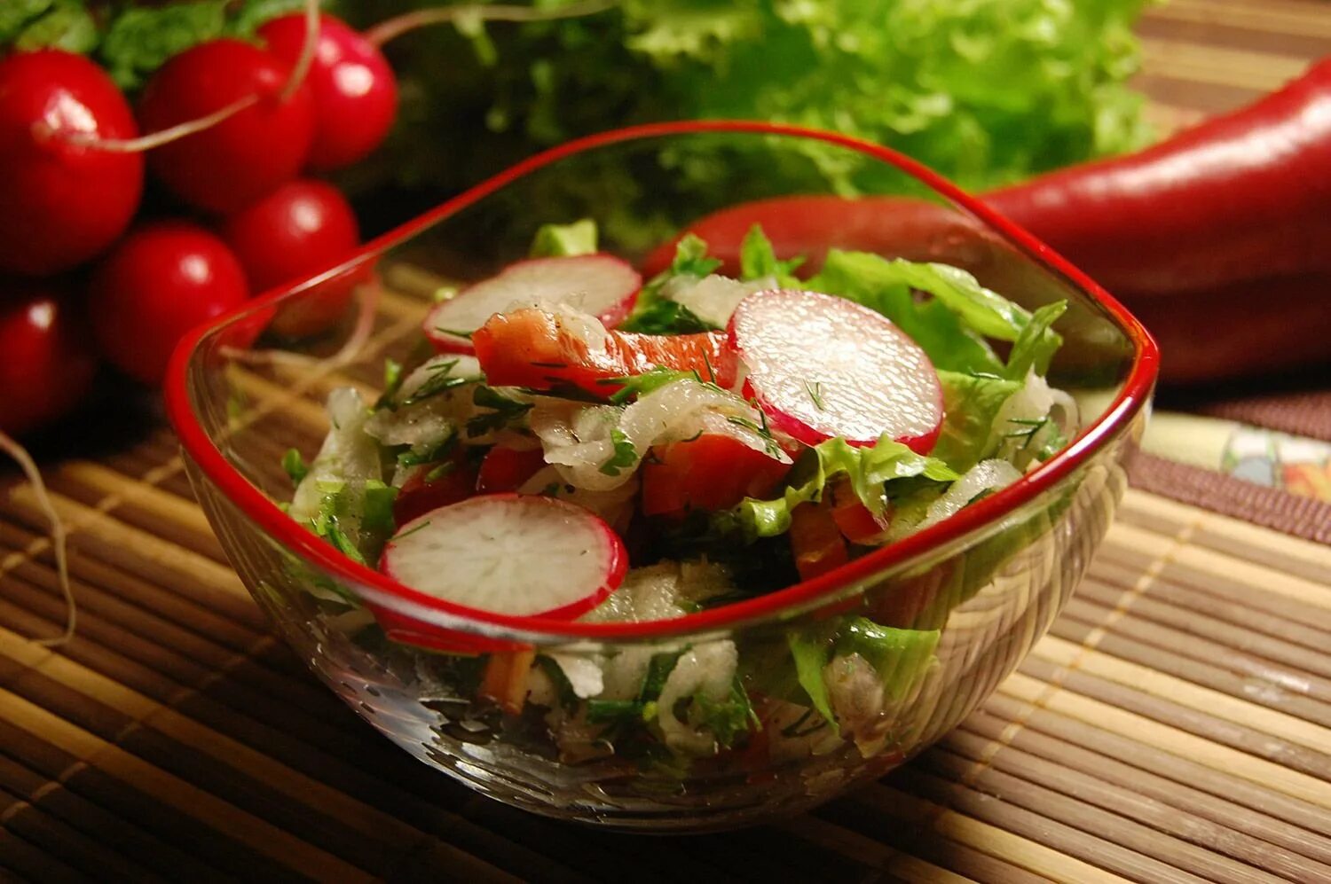 Овощной салат. Салат с редиской. Овощной салат с редиской. Салаты с зеленью и овощами. Колбаса редиска