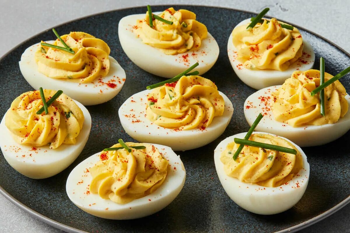Яйца фаршированные с яйцом. Украшение фаршированных яиц. Закуска яйца фаршированные. Яйца фаршированные беконом и сыром. Яйца фаршированные печенью куриной.