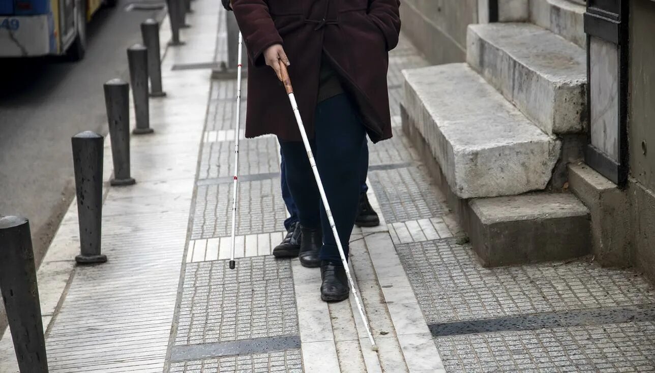 Жизнь слепых людей. Слепые люди на улице. Трость для слепых. Незрячие люди. Слепой человек на улице.