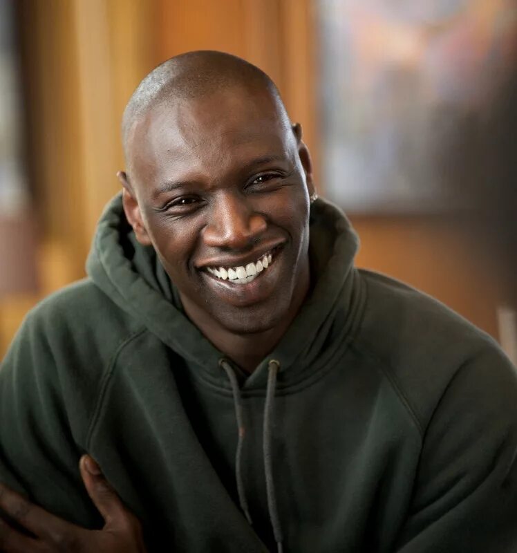 Темнокожий москва. Omar sy. Омар си Дрисс. Омар си 1+1. Омар си 1+1 кадры.