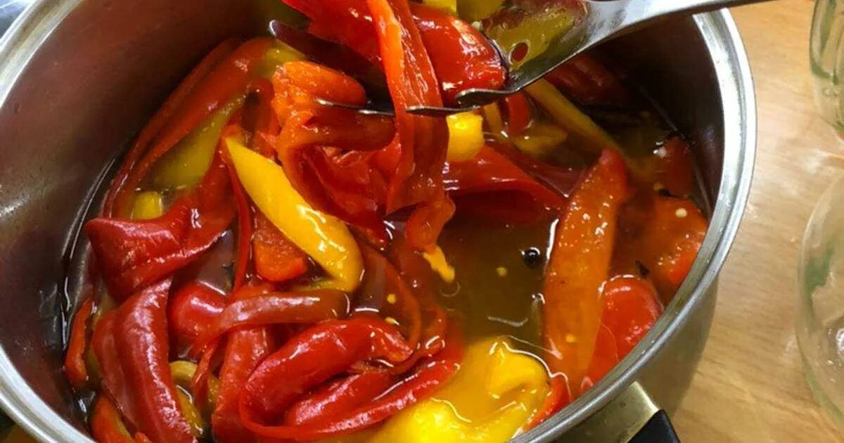 Бараний рог на зиму рецепты. Перец маринованный в масле. острый перец на зиму. перец в масле на зиму. острый перец в масле.