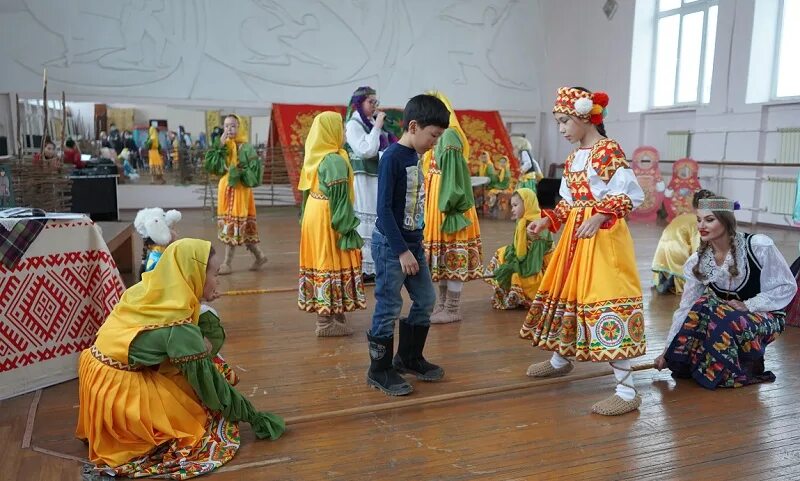 Дружба народов якутии. Ансамбль сюрприз Якутск. Танцевальный ансамбль сюрприз Якутск. Ансамбль сюрприз Якутск выступления. Ансамбль сюрприз Якутск выступление Россия.