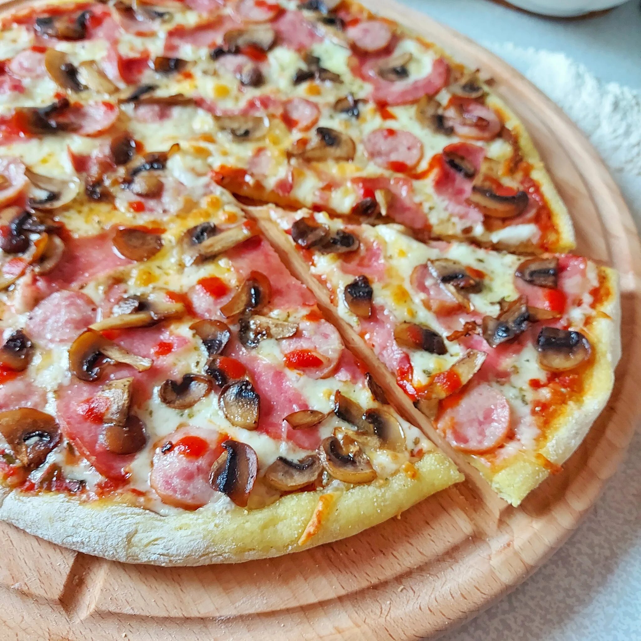 Простая пицца дома рецепт. Вкусная пицца своими руками. Простая пицца. Самая простая пицца в домашних условиях. Пицца своим.