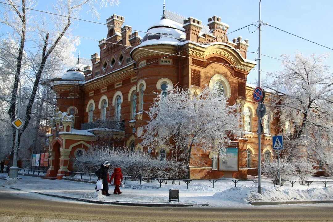 Понедельник в городе иркутске. Областной краеведческий музей Иркутск. Иркутский областной краеведческий музей Иркутский областной. ИОКМ Иркутский областной краеведческий музей. Краеведческий музей Иркутск зимой.