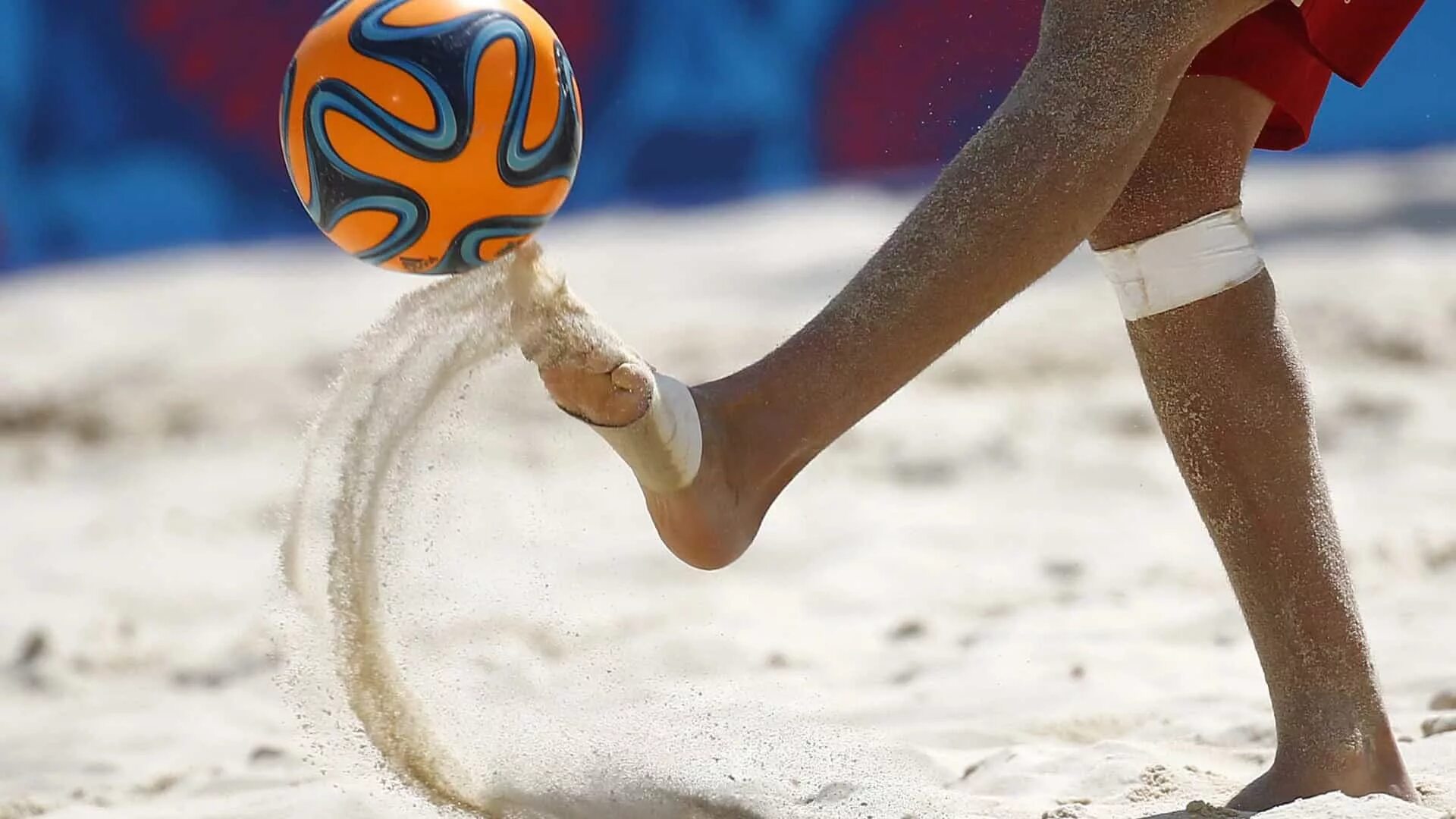 Beach soccer world. Мяч для пляжного футбола. Ввод мяча из аута. Футбол на песке. Ввод аута в пляжном футболе.