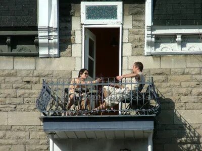 Спать на балконе. Сон на балконе. Не спите на балконе. Сон на балконе летом. Спать на балконе зимой взрослому.