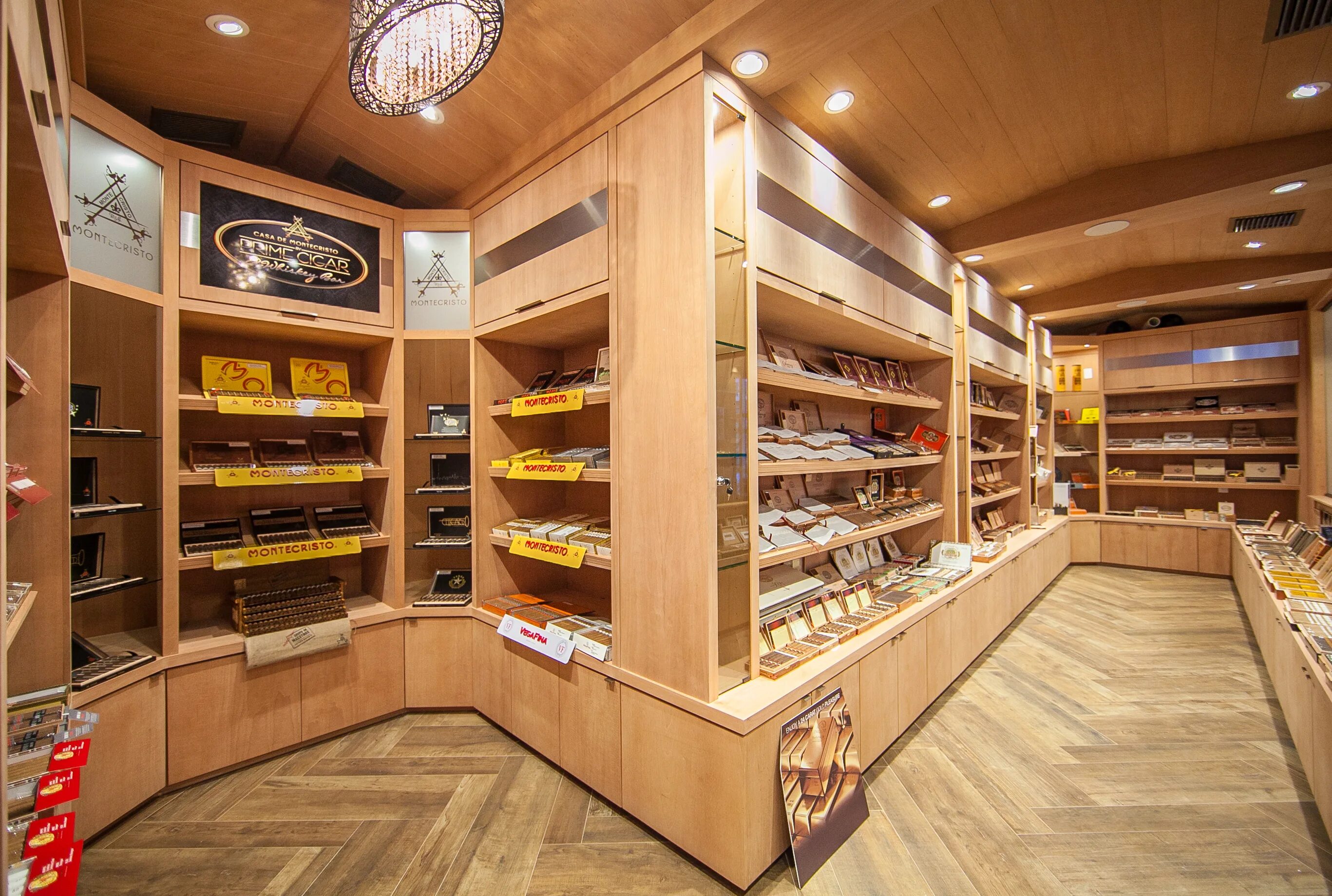 Cigar shop ru. Витрина для табака. Витрины для табачного магазина. Прилавки для табачного магазина. Полки для табачного магазина.