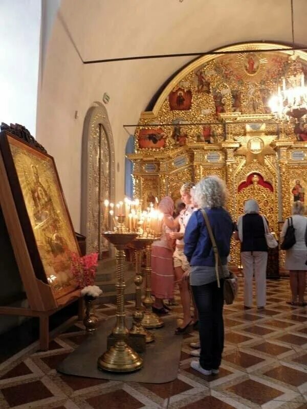 Посещение храма. Хождение в Церковь. Женщина в брюках в церкви. Церковь фото.