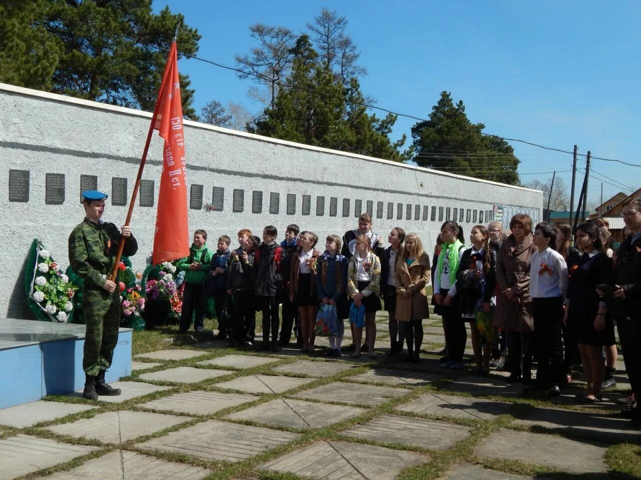 Погода поселок памяти 13. Памятник 13 борцов Красноярский край. Памяти 13 борцов Красноярский край. Администрация поселка памяти 13 борцов Красноярский край. Памяти 13 борцов Емельяновского района Красноярского края.