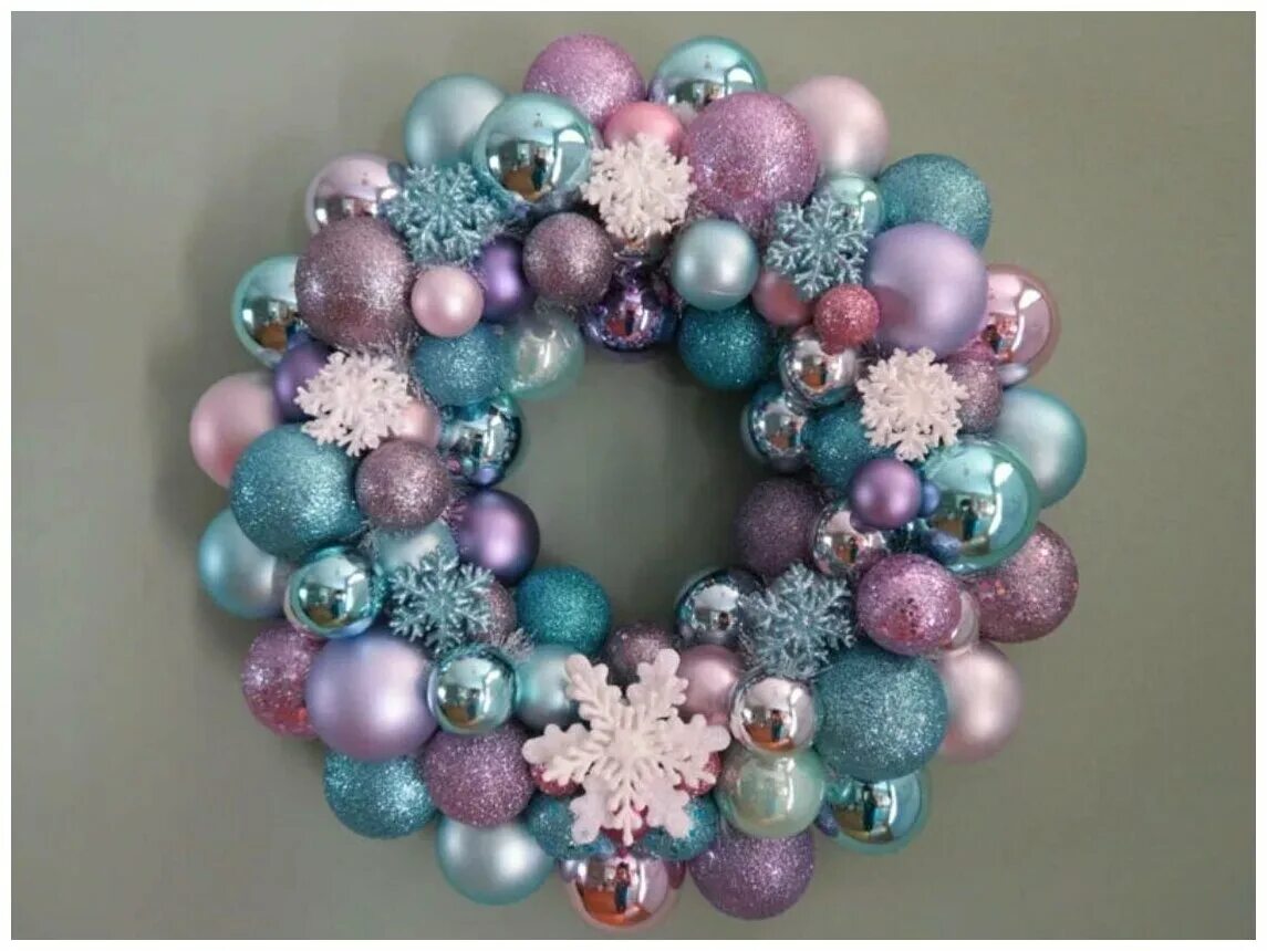 новогодний венок из шаров. новогодний венок из шаров. рождественский венок из вешалки. рождественские венки из елочных шаров. новогодний венок своими руками из шариков елочных.