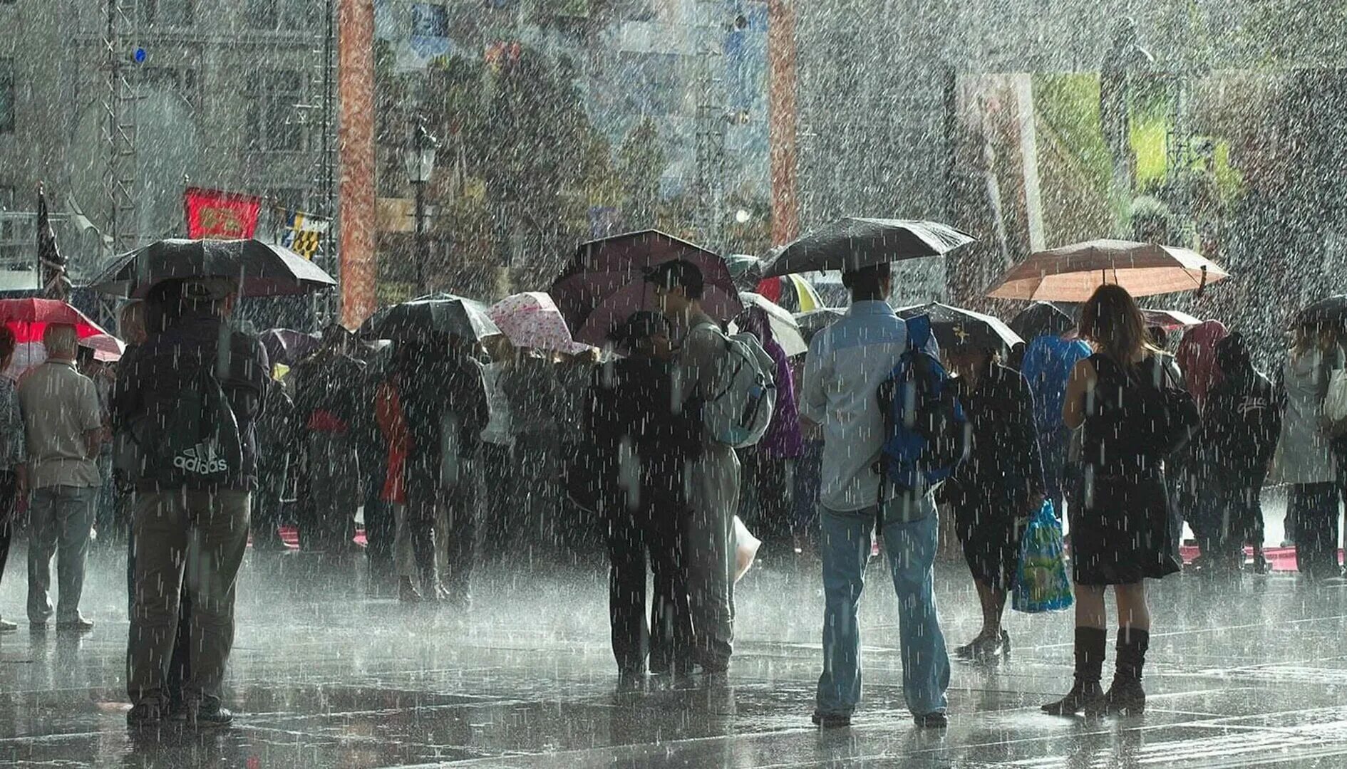 В течение дня шел сильный дождь. Под дождем. Человек под дождем. Дождливый день. Человек с зонтом под дождем.