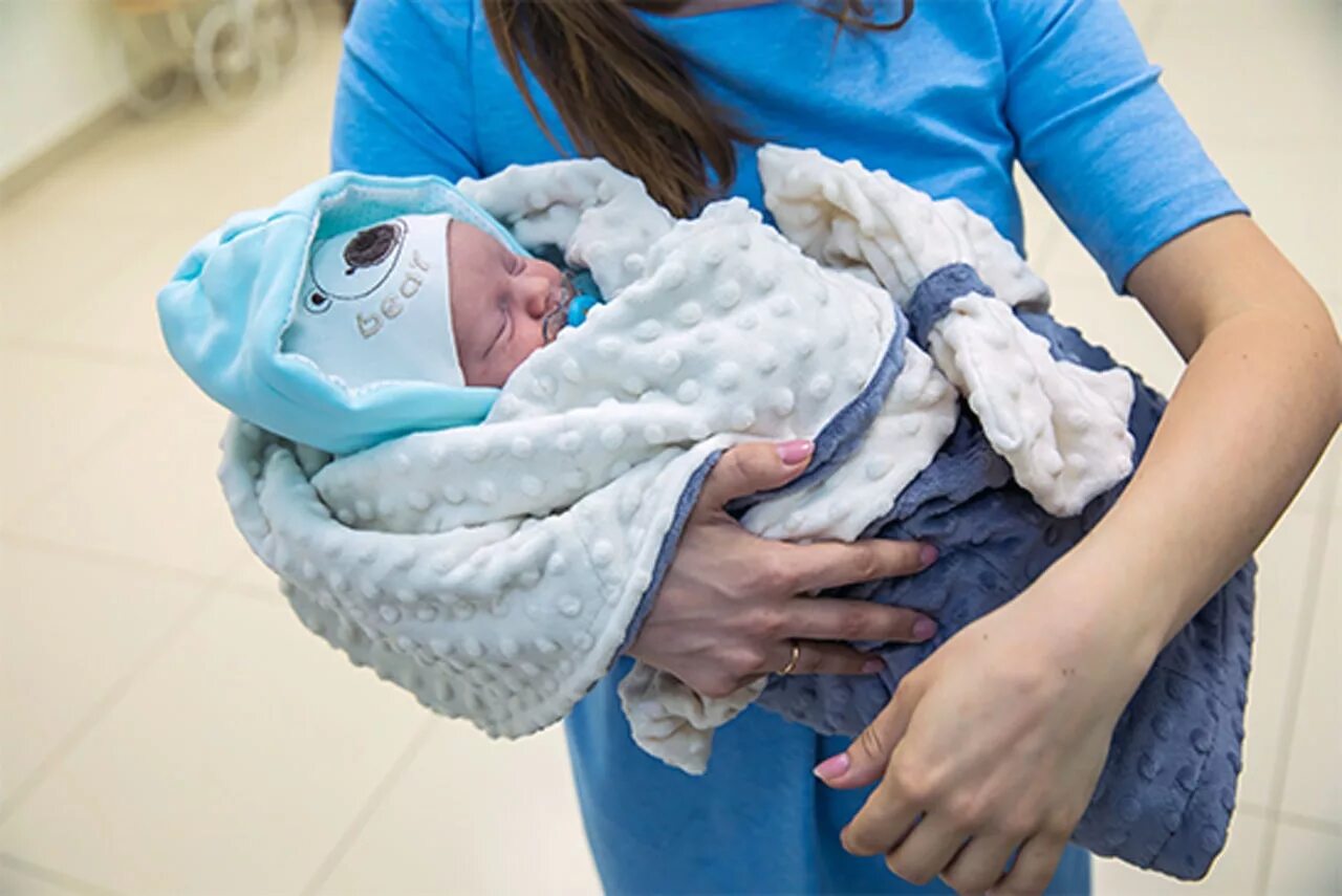 Выписка малыш. Выписка из роддома. выписка ребенка из роддома. выписка новорожденных из роддома. выписка с роддома.