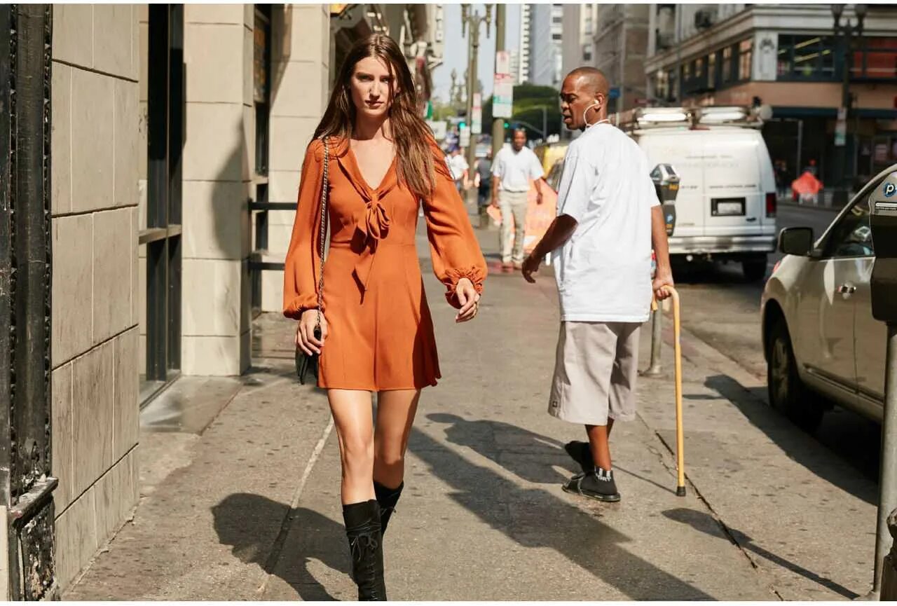 Женская походка. Идти прямо по улице. Девушка шагает. Мужчина в костюме бежит. Девушка шагает по улице.