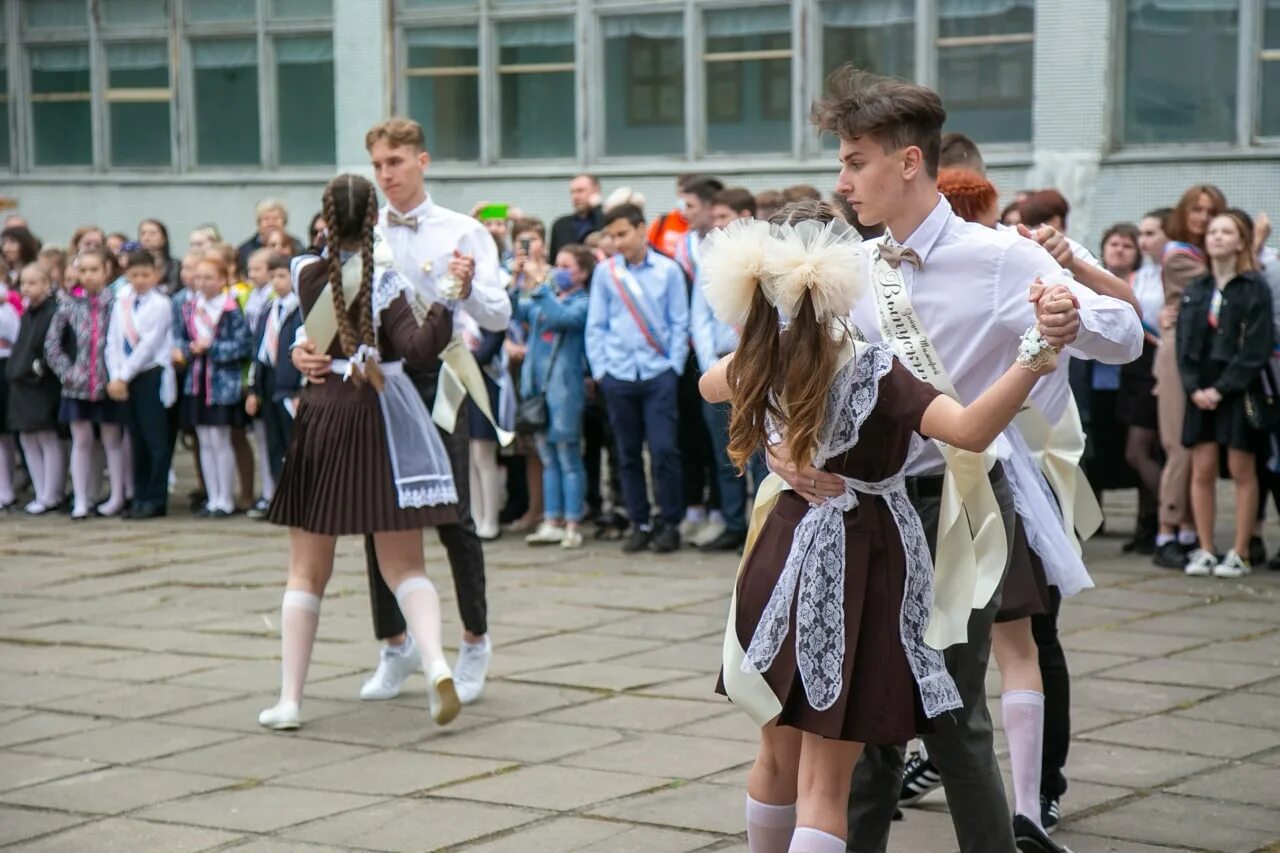 Школа 16 звонки. Школа 16 Коломна. Линейки последний звонок. Последний звонок гулянья. Выпускницы танцуют.