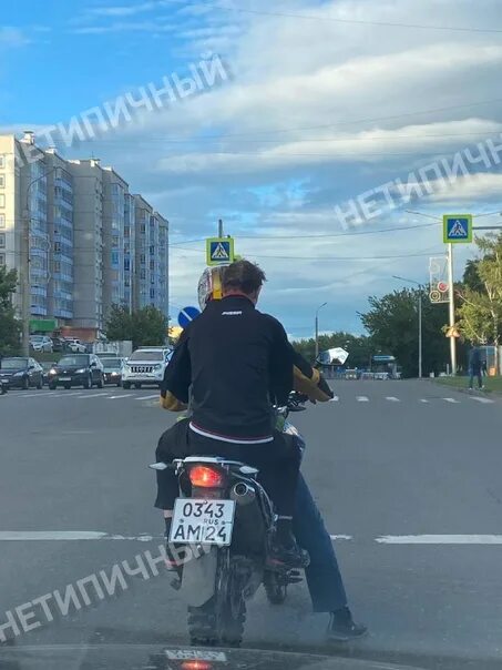 Мопед пдд. Августа мотоцикл. Мотоциклист с пассажиром. Перевозка на мотоцикле без стажа. Перевозка людей на мотоцикле.