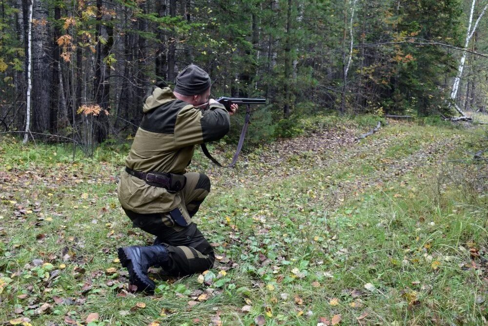 следопыт фото. оптический камуфляж. следопыты россии. охотник со спины в лесу. следопыты дунэдайн.