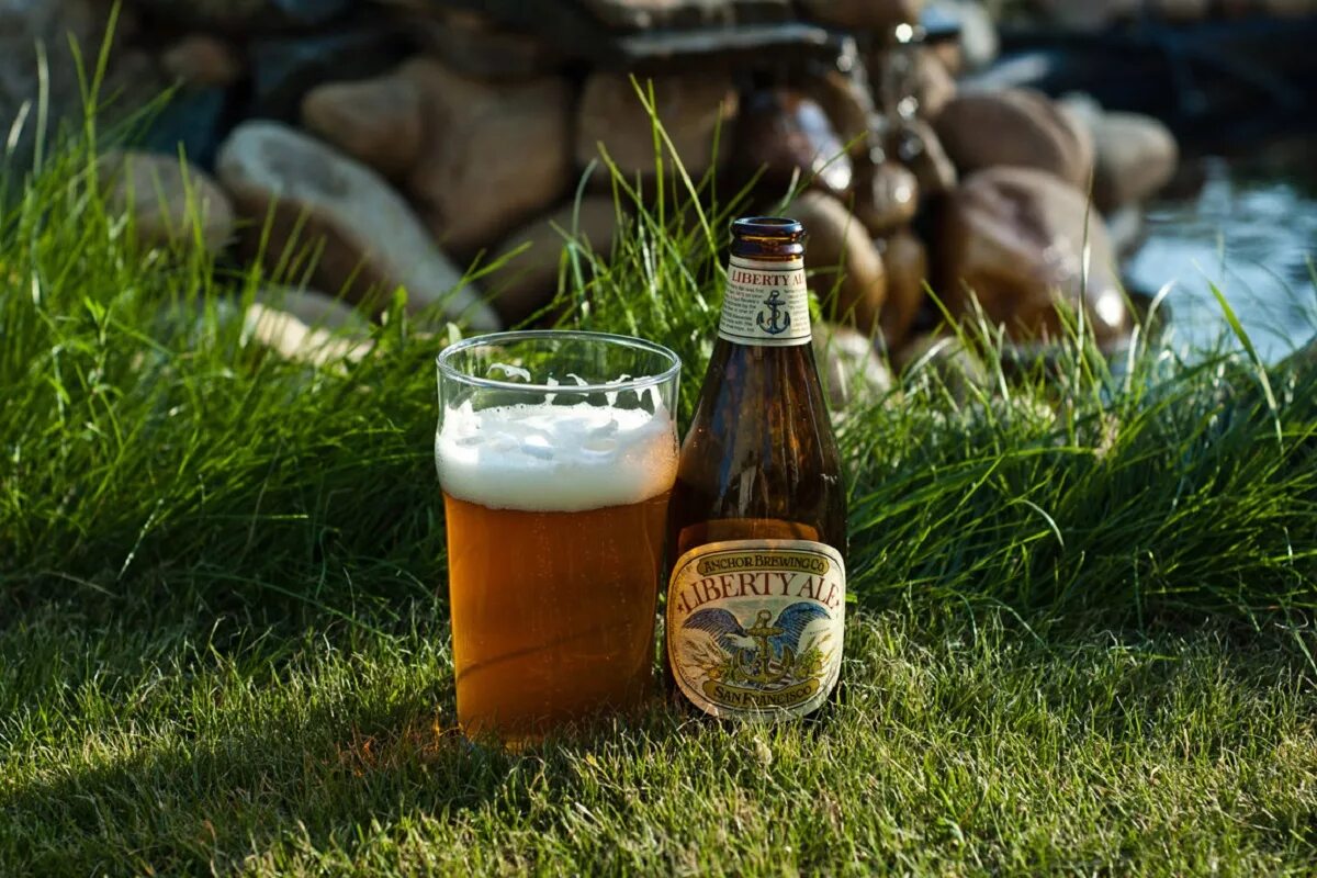 Пиво. Разливное пиво на природе. Пиво в лесу. Пиво лето. А если пиво чуть прохладное