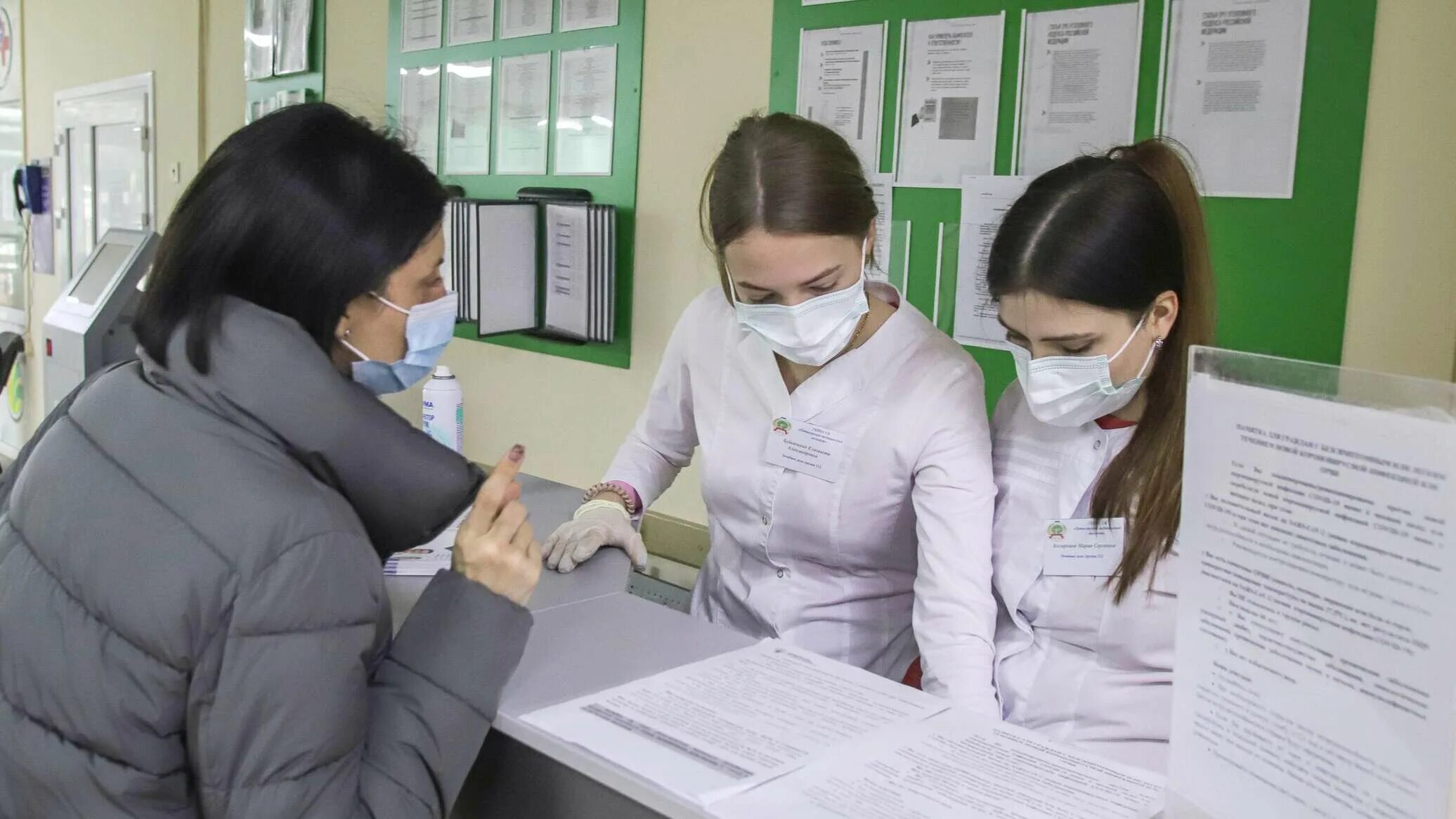 Врач направил в поликлинику. Сотрудница регистратуры. Диспансеризация. Поликлиника. Диспансеризация врачи.