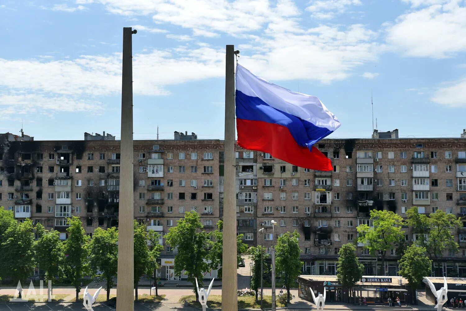 В Мариуполе площадь свободы переименовали в площадь Ленина. Площадь Ленина Мариуполь. Площадь в Мариуполе флаг России. Мариуполь площадь Ленинского.