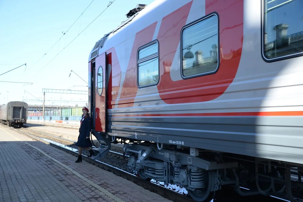 Поезд белые ночи череповец. Поезд отправляется. поезд москва. рейсовые поезда. поезд ушел.