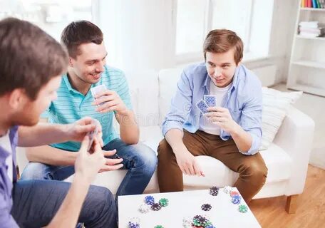 Друзья играют в карты