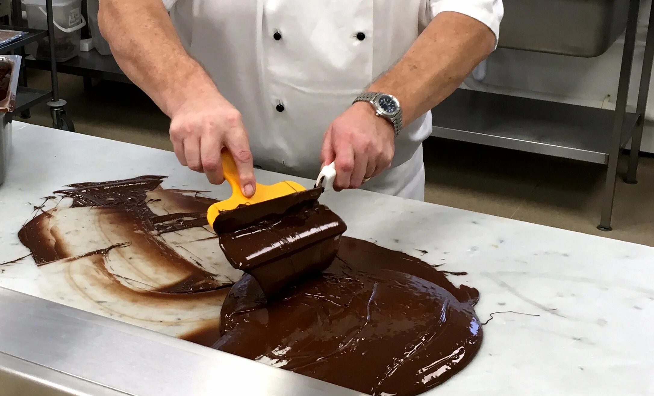Темперирование шоколада на мраморной доске. Шоколад для темперирования. Способы темперирования шоколада. Темперирование шоколада на мраморной плите.