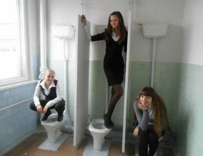 Молодая мама писает в кабинке туалета