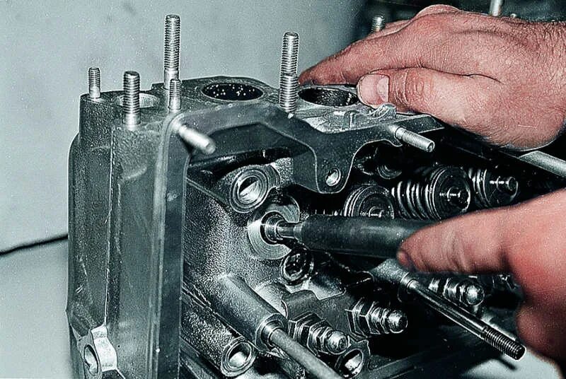 Сальники клапанов ваз 2106. Маслосъёмные колпачки ваз 2107. Маслосъемные колпачки 2110. Как снять клапана. Маслосъемные сальники клапанов ваз 2109.