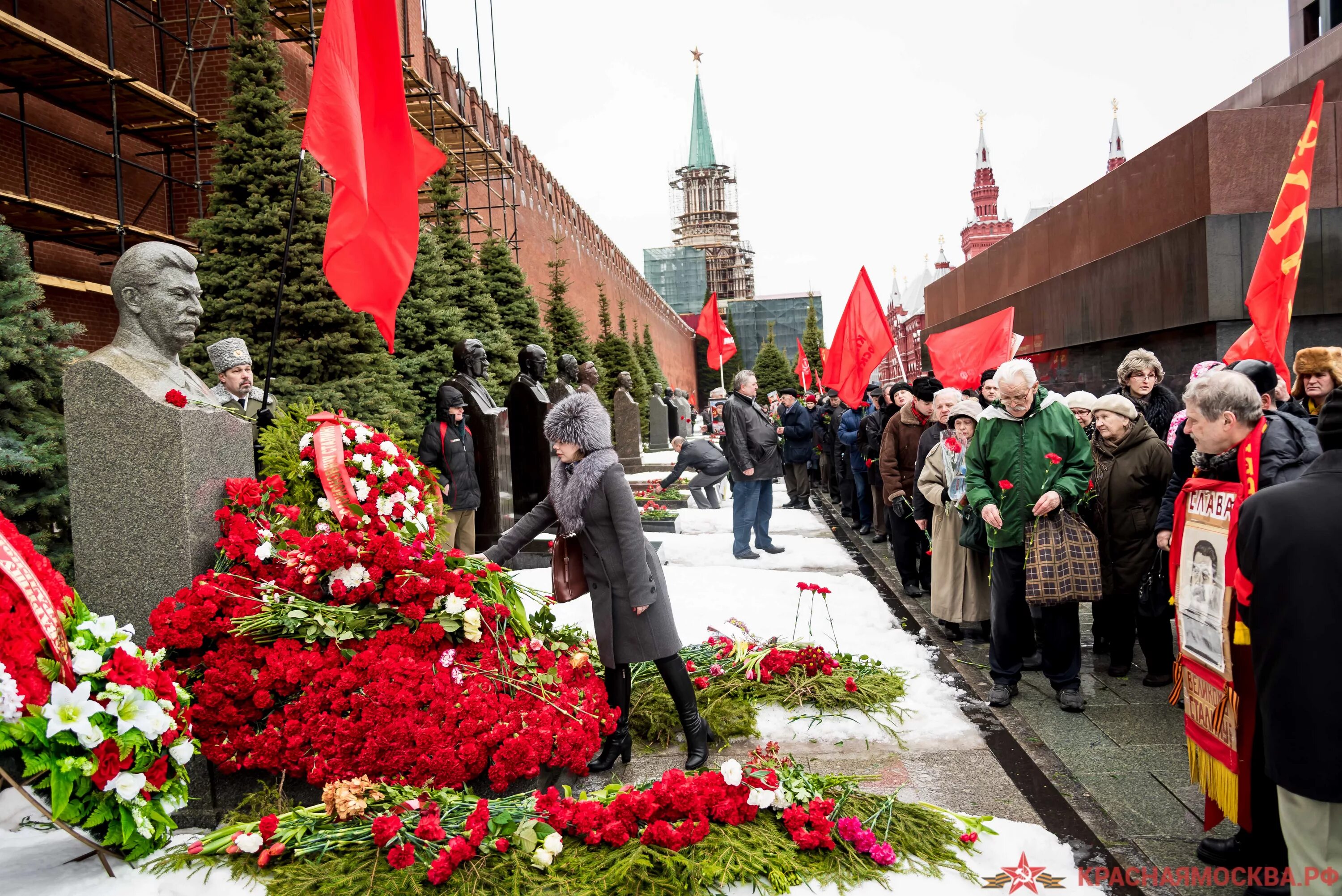 21 апреля день рождения сталина. Красная площадь Москва могила Сталина. Памятник Сталина в Москве на красной площади. Могила Иосифа Сталина. Сталин Иосиф Виссарионович могила.