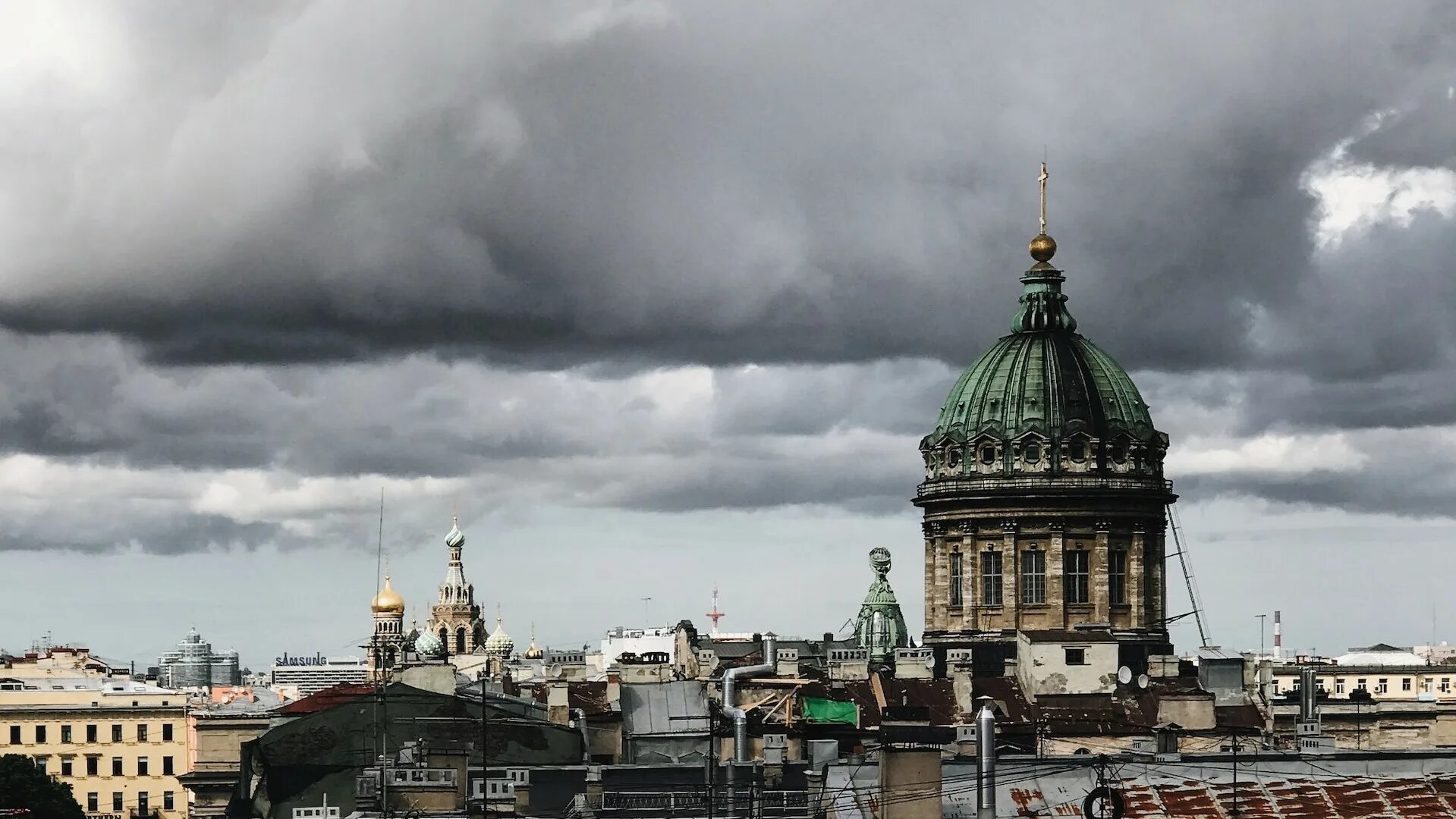 Гроза в спб. Санкт-Петербург ливень. Гроза в Санкт-Петербурге. Гроза в Питере. Город Санкт Петербург.