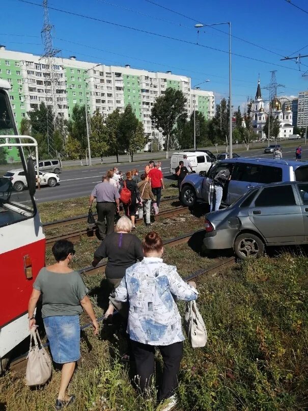 Происшествие на Барбошиной Поляне Самара. Трамвай на Ново садовой в Самаре. Попш ДТП Ново Садовая Самара.