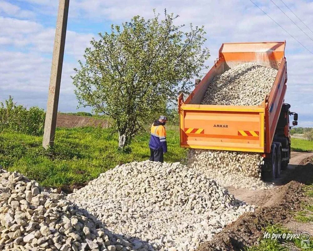 Машина щебня с доставкой. Щебень 20-40 КАМАЗ. Отсыпка дороги. Гравий для подсыпки дороги. КАМАЗ С щебнем.