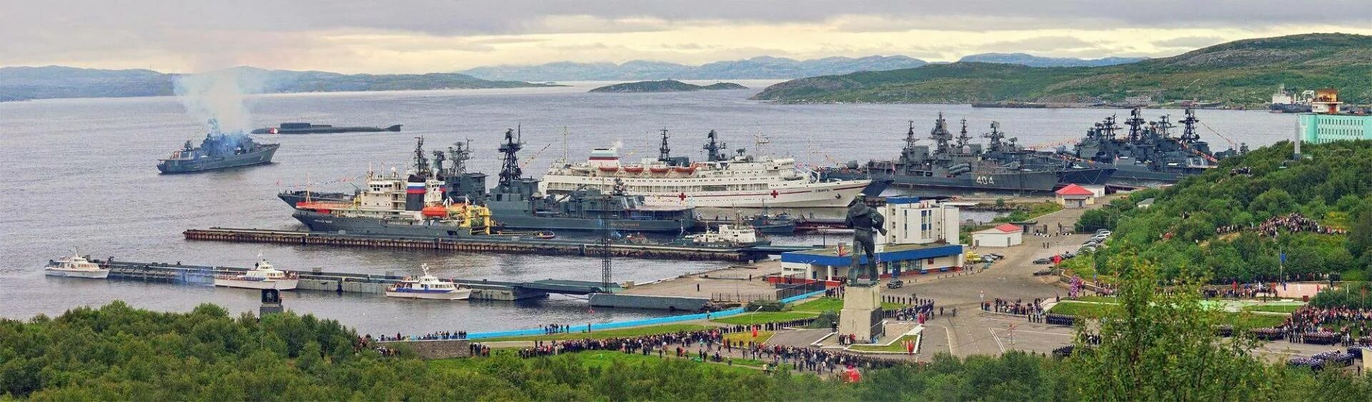 Город военно морской порт. Североморск Мурманская область. Североморск морской порт. Военно-морская база Североморск. Военный порт Североморск.