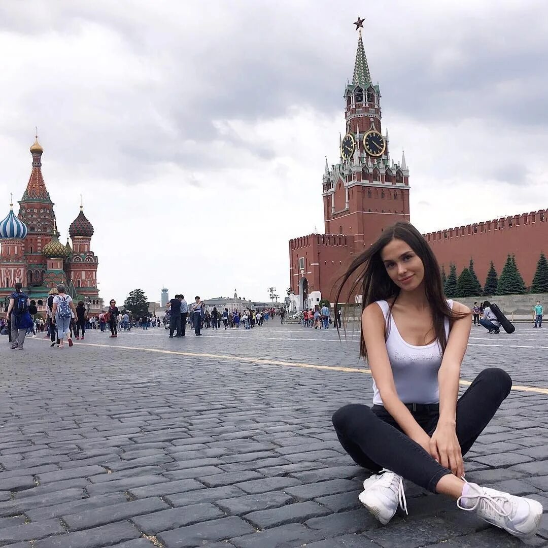 Московские любительницы. Красивые девушки Москвы. Красивая девушка на красной площади. Брюнетка на красной площади.