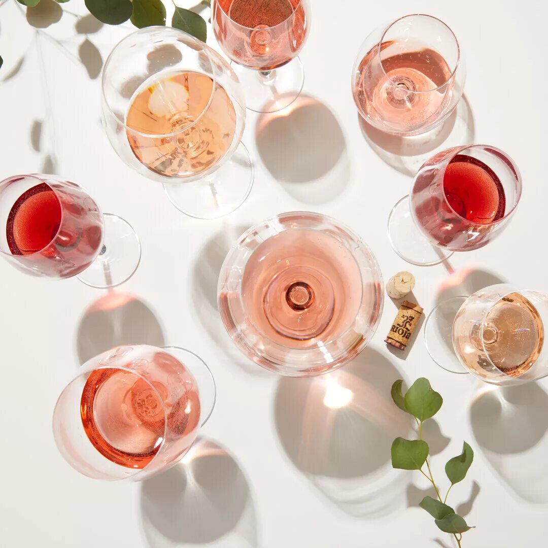 Розовые вина кб. Розовое вино. Розовое вино в бокале. Bokal rozovovo Vina. Бокал розового вина.