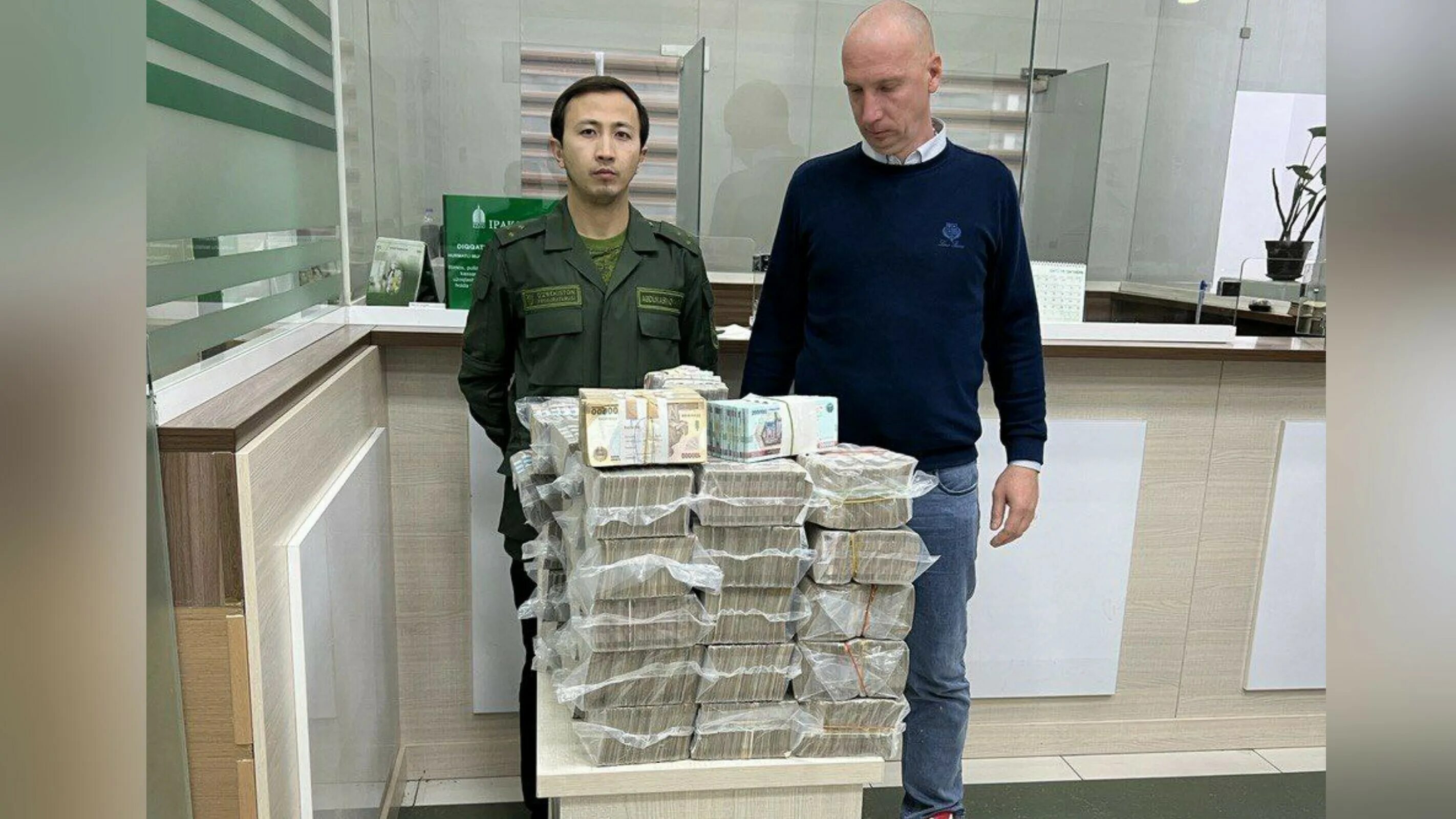 Утечка 500 миллионов. 3 Миллиона долларов наличными. 22 Миллиона долларов. 1 Млрд сум в долларах. 500 000 Долларов.