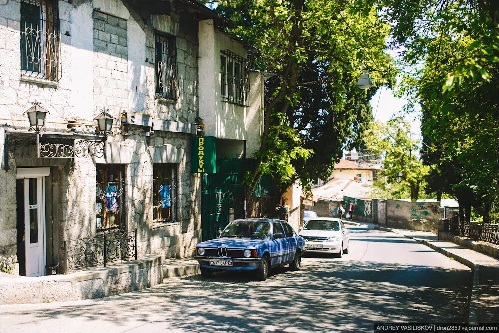 Где в крыму советское. Пгт советское Ялта. Советское (Ялта). Крымские старые автомобили. Старинные улицы Ялты.