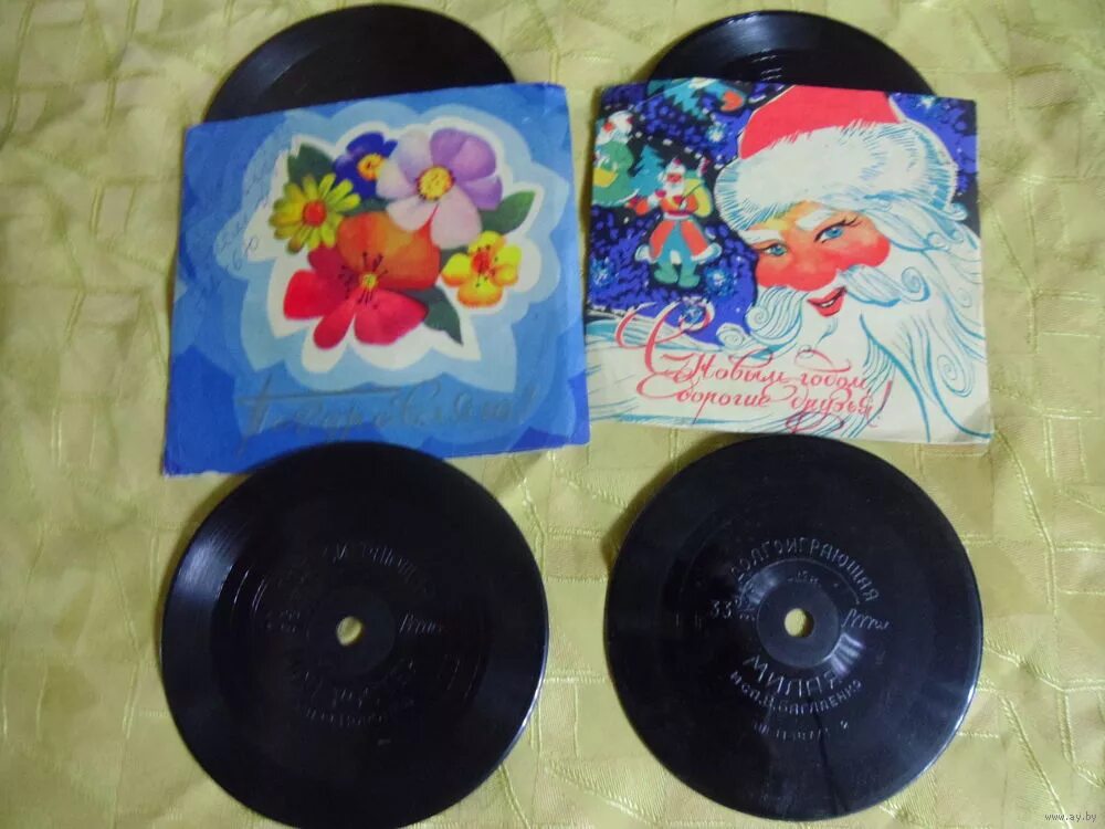 мини виниловые пластинки. маленькие виниловые пластинки. шляпа грампластинка винил. мини винил диски. вертикальный проигрыватель винила сони.