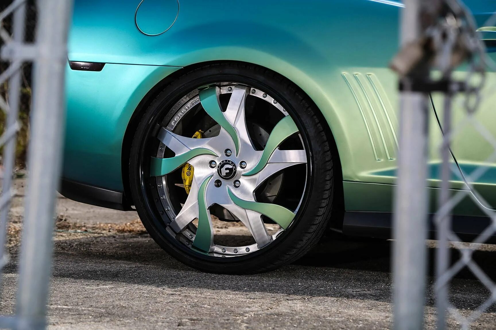 красные диски на белой машине. диски на красной машине. диски r32. диски под цвет машины. Advan rg2 r18.