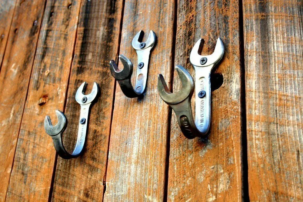 Вторая жизнь дверей. Крючок-вешалка. Оригинальные крючки для одежды. Необычные вещи. Крючки из гаечных ключей.