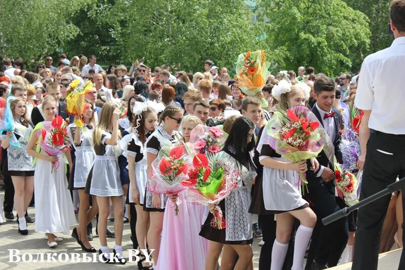 Крошка 24 бай волковыск роо. Школа 7 волковыска линейка. прощальный звонок фото. средняя школа 2 в волковыске. сш 4 волковыск 1974 года.