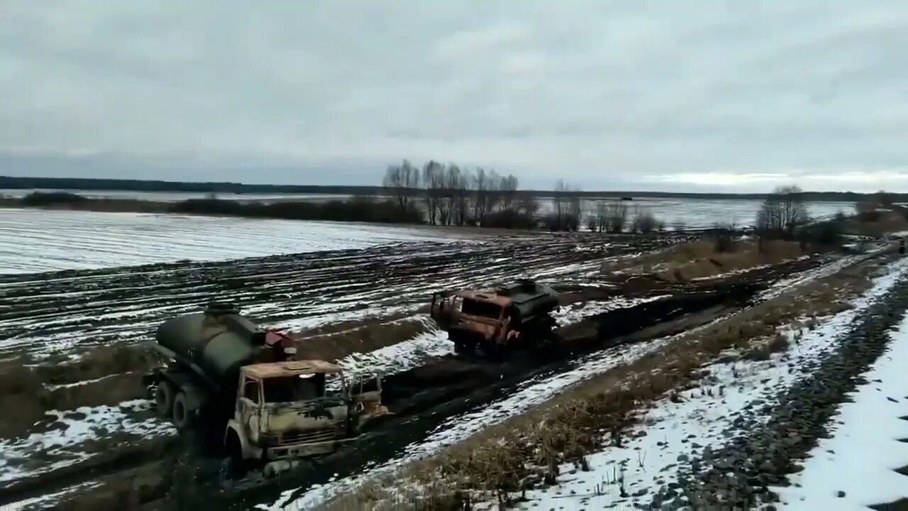 Мирные потери украина. Подбитый военный бензовоз. Подбитый военный бензовоз РФ. Топливозаправщик армии РФ.