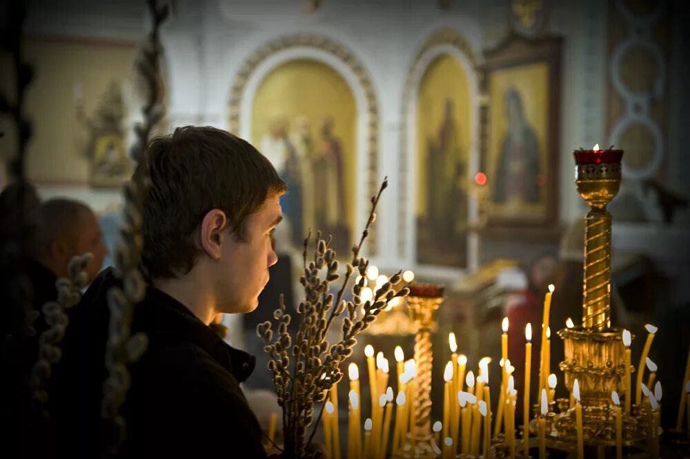 Православный храм. Молодые люди в церкви. Человек молится в храме. Люди в православном храме.