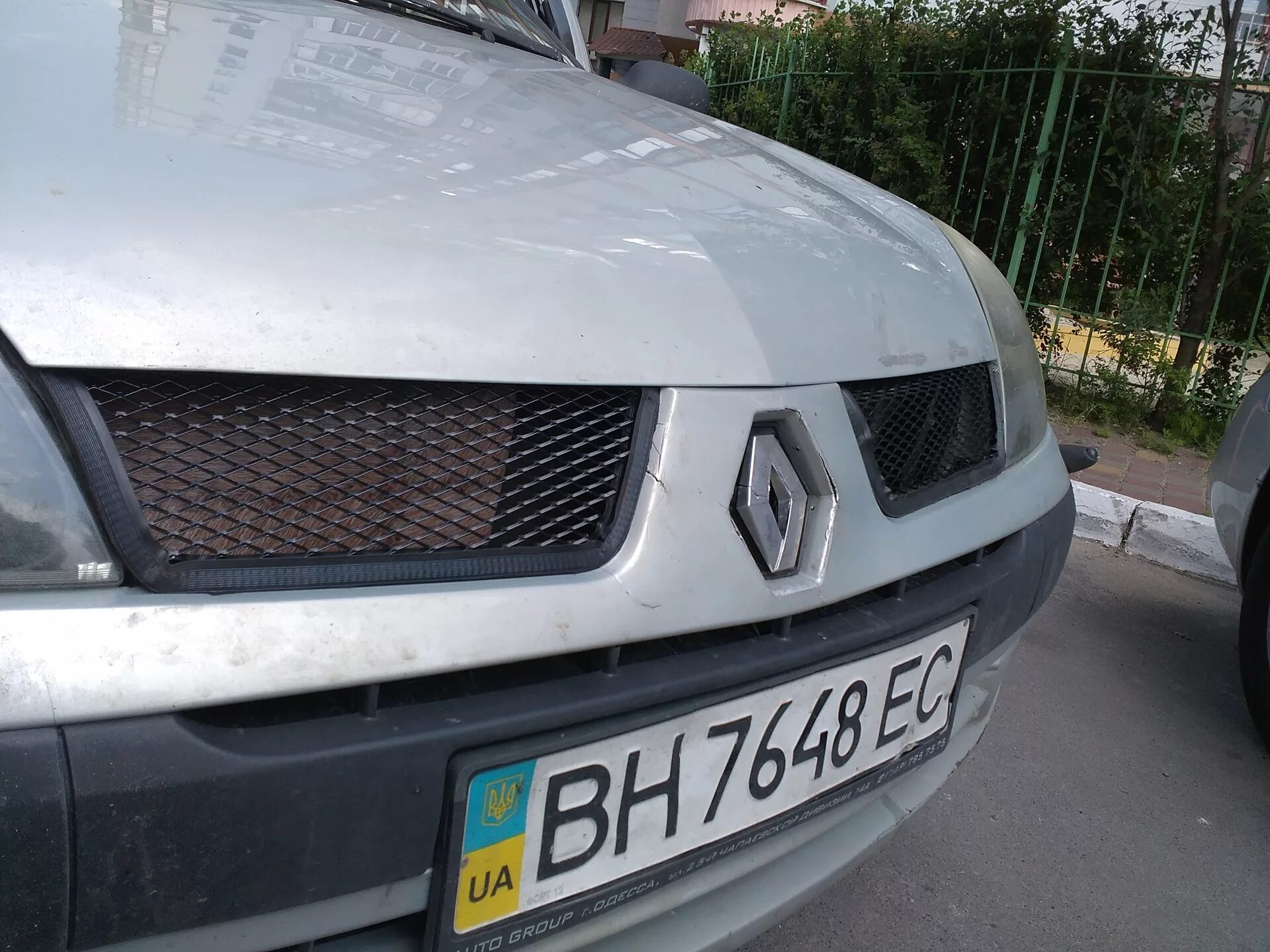 Removal and installation of a radiator grille (Renault Symbol 1, 1999-2008, petr